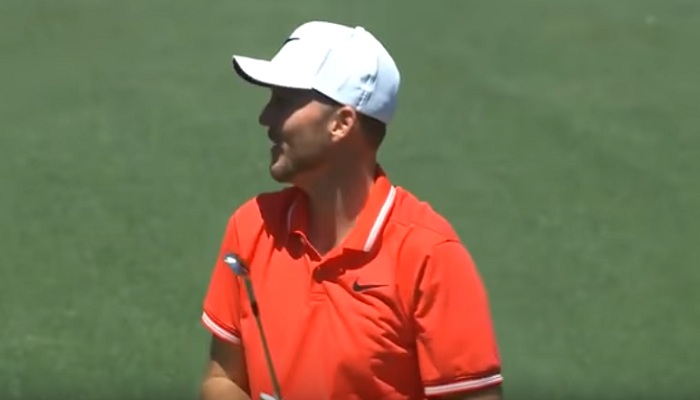 Golf, palla in buca senza rimbalzare: il tiro incredibile di Russell Henley