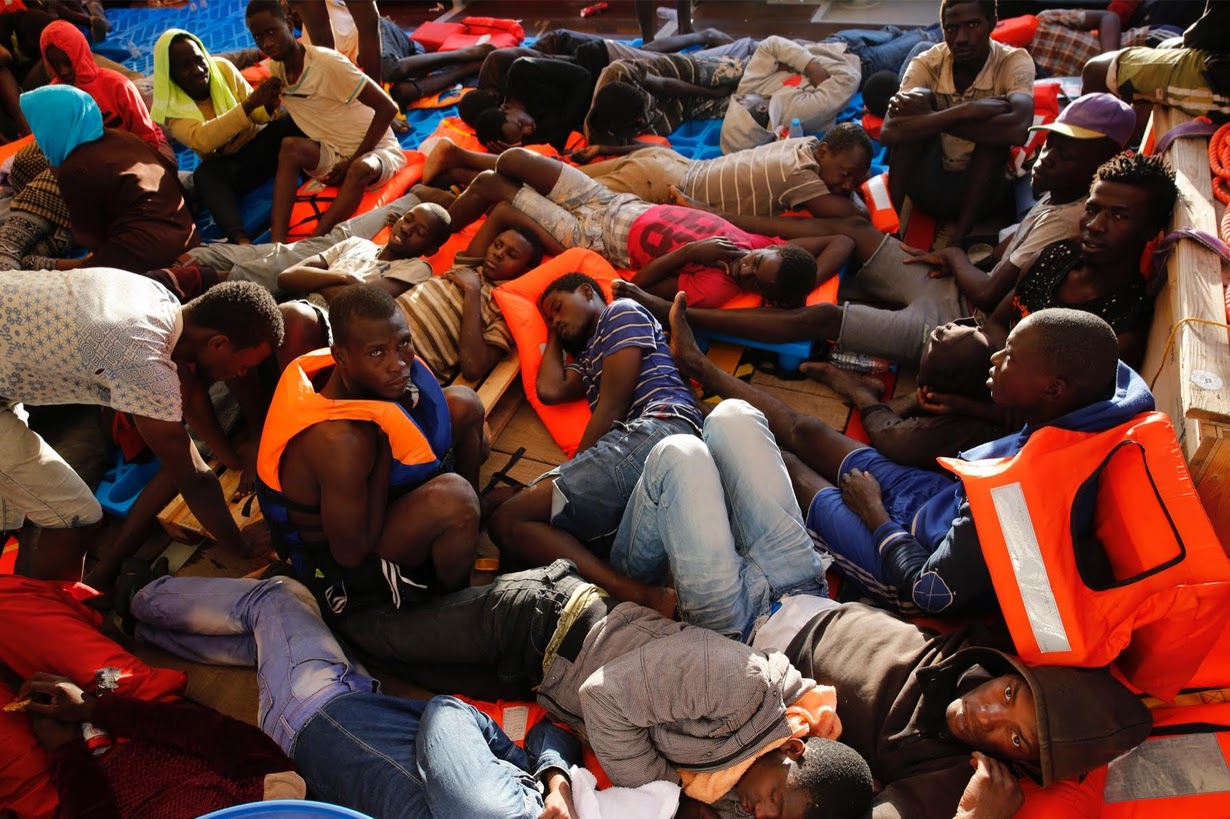 Migranti, la nuova tecnica dei trafficanti: li accompagnano fin sotto le navi Ong