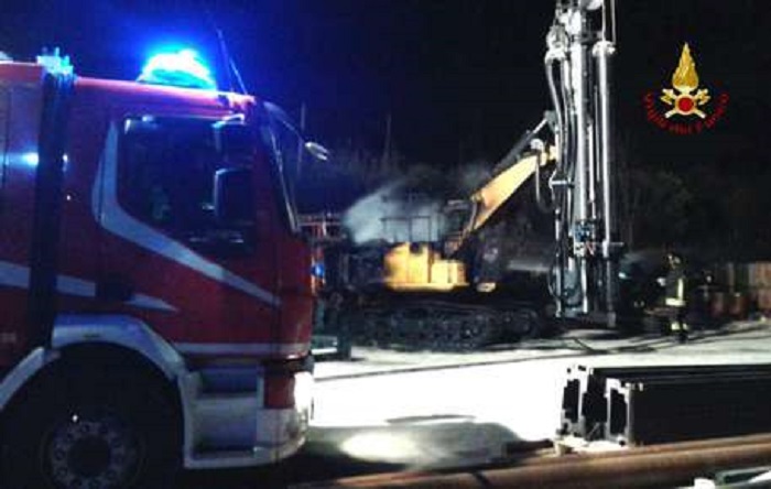 Roma, incendio quartiere Trieste: a fuoco 20 scooter e 6 auto