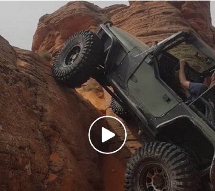 Jeep Cherokee scala la montagna sfidando la forza di gravità