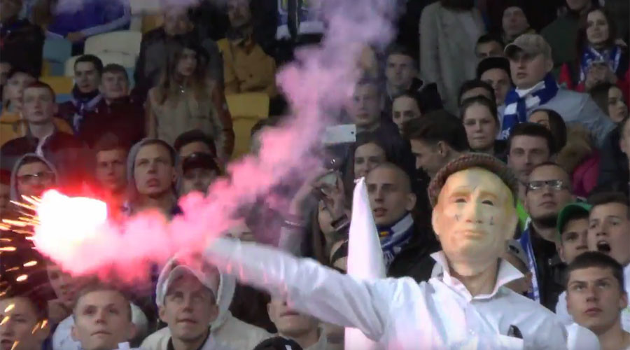 YOUTUBE Dinamo Kiev, ultrà allo stadio vestiti da Ku-Klux-Klan: "Non vogliamo giocatori neri"