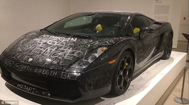 Mostra arte permette di graffiare con chiave Lamborghini Gallardo