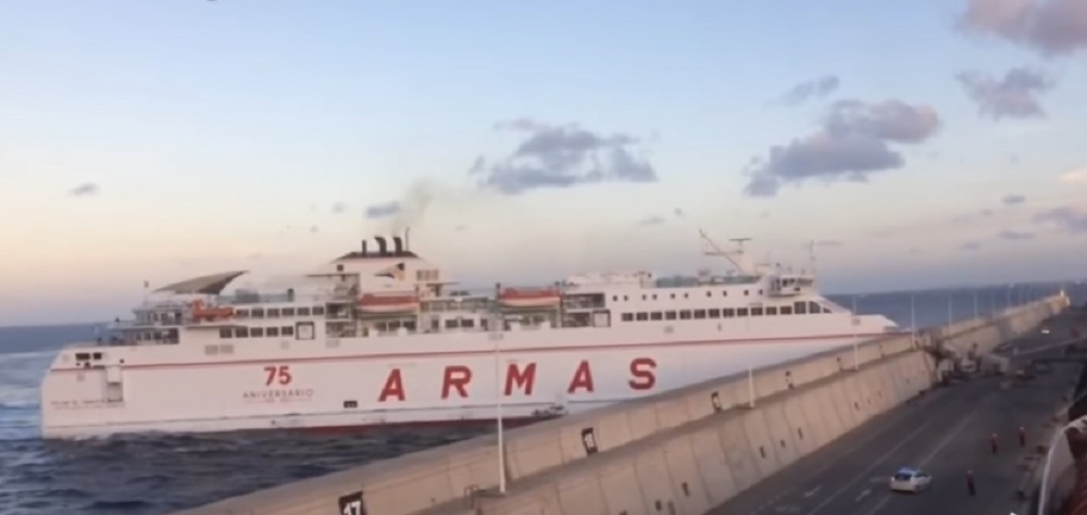 YOUTUBE Traghetto contro il molo del porto di Las Palmas: macchia di inquinamento di 3 km