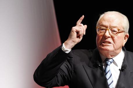 Jean-Marie Le Pen sull'agente ucciso sugli Champs Elysées: "Si è omaggiato il gay"