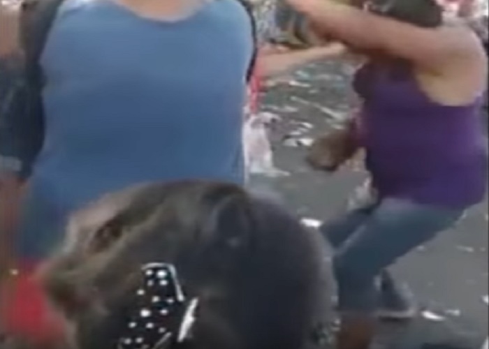 Marito alla processione con amante: moglie li scopre e scoppia la rissa