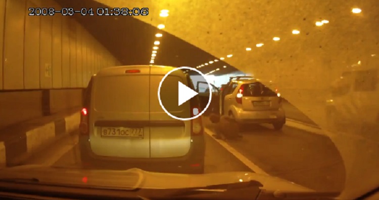 Stanco di stare in coda esce fuori dall'auto: finisce malissimo