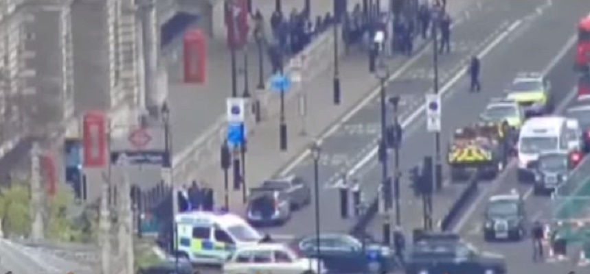 Londra, arrestato uomo armato di coltelli vicino al Parlamento