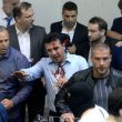 Macedonia, attivisti di destra fanno irruzione in Parlamento: deputati feriti, anche Zaev06