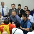 Macedonia, attivisti di destra fanno irruzione in Parlamento: deputati feriti, anche Zaev08