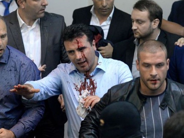 Macedonia, irruzione in Parlamento: attivisti di destra fanno almeno 100 feriti