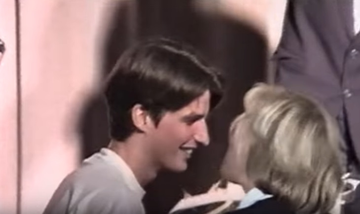 Emmanuel Macron a 15 anni bacia Brigitte Trogneux, la prof che sarà sua moglie