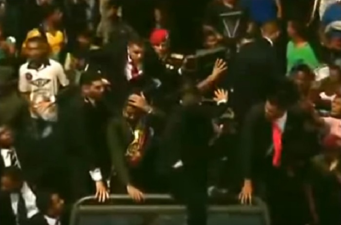 Venezuela, lancio di uova e oggetti contro presidente Maduro