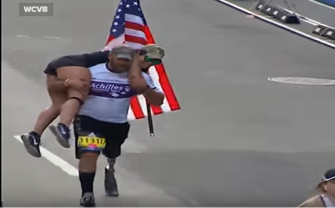 Veterano Afghanistan senza gamba finisce maratona con donna sulle spalle