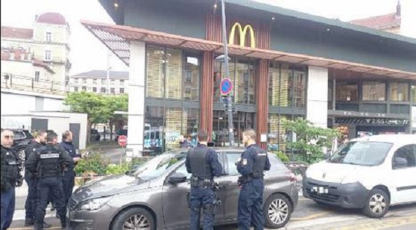 Francia, esplosione McDonald's Grenoble: ipotesi bomba nel bagno, nessun ferito