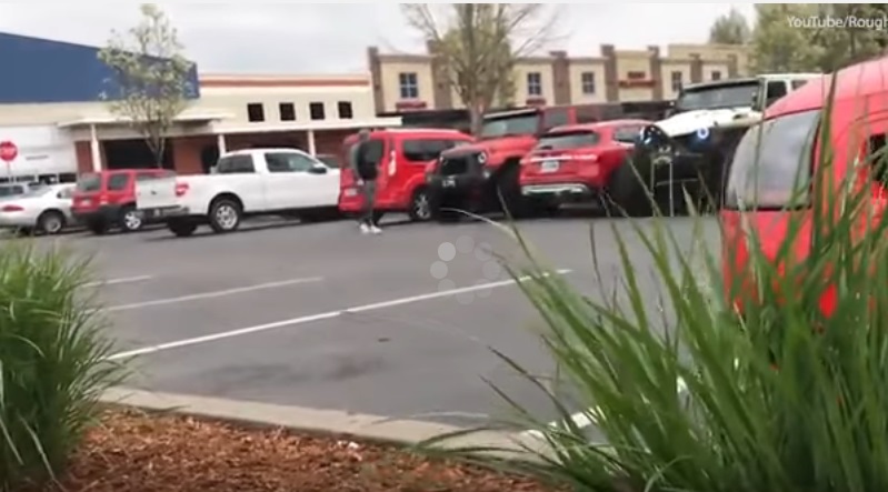 Parcheggia male, due Jeep gli impediscono di entrare nell'auto: ecco cosa fa