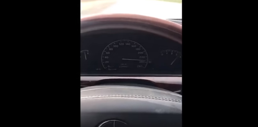 Guida la sua Mercedes Classe S a 240 km/h: poi qualcosa va storto