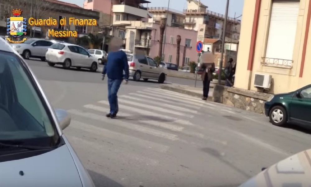YOUTUBE Falsi ciechi scoperti a Messina: uno attraversava la strada da solo