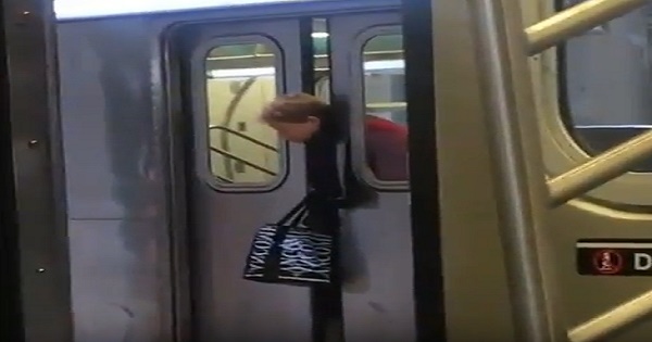 YOUTUBE Testa incastrata tra le porte della metro a New York: passeggeri indifferenti