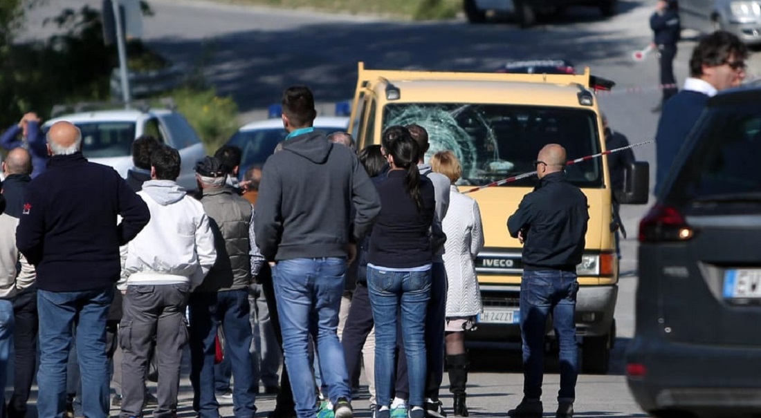 Michele Scarponi, l'autista disperato: "Sono morto anche io" (foto Ansa)