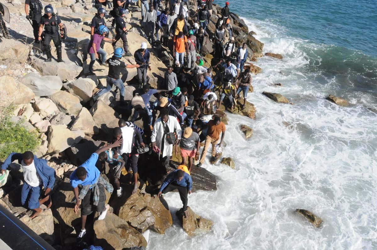 Ventimiglia, migranti usano il volto di Gesù come wc. Assessore: "Escrementi e sporcizia al Roja"