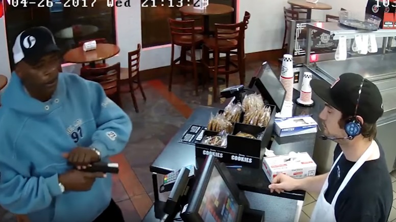 "Dammi i soldi o ti sparo": la reazione incredibile del cassiere