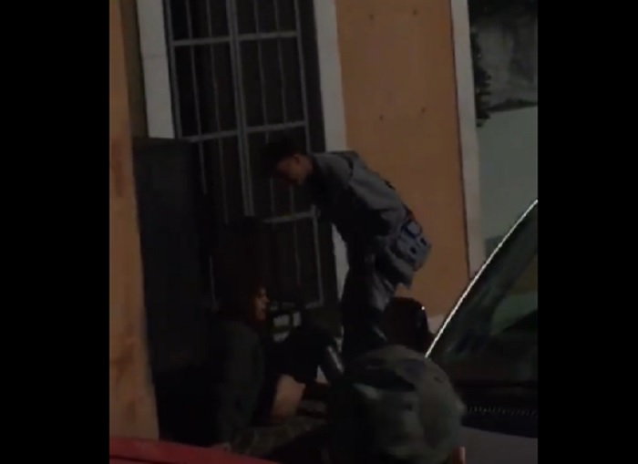 Coppia troppo focosa ha un rapporto sul marciapiede: scandalo a Monfalcone (Gorizia) VIDEO