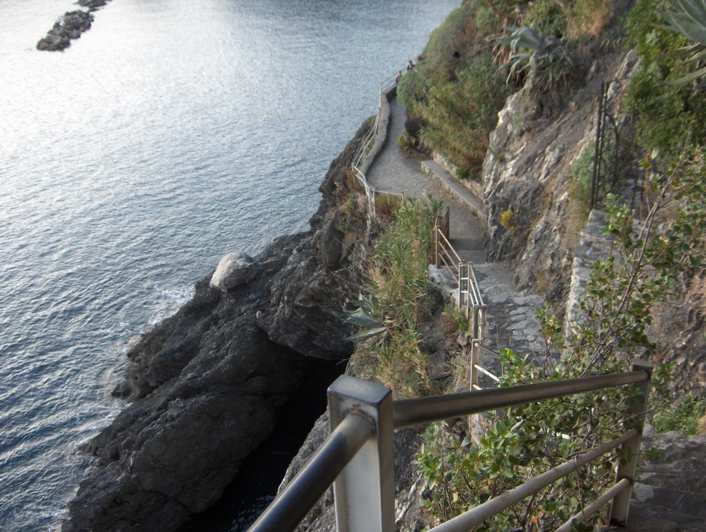 Monterosso (La Spezia), turista di 20 anni precipita sulla scogliera e muore