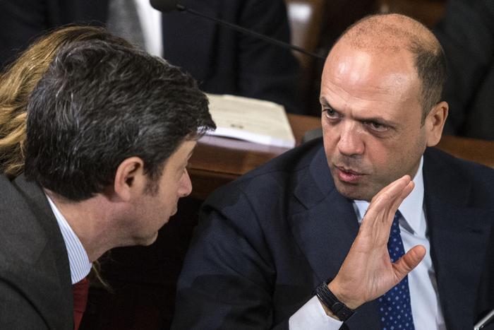 Migranti e ong, Orlando attacca Alfano: "Da ministro dell'Interno era distratto"