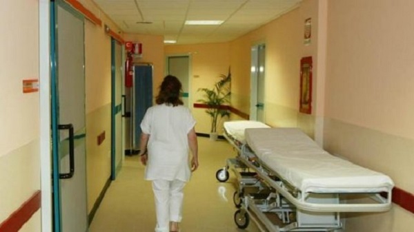 Pavia, in ospedale la spostano dalla carrozzina a letto: anziana cade e muore