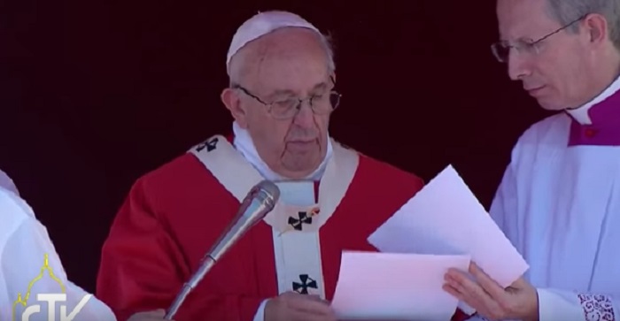 YOUTUBE Papa Francesco avvisato durante Angelus degli attentati in Egitto