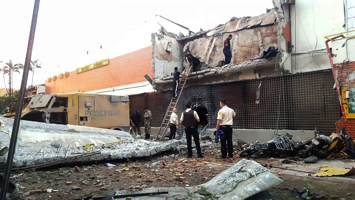 YOUTUBE Paraguay, sparatoria e bombe per assalto al caveau del portavalori: furto da 40mln di dollari