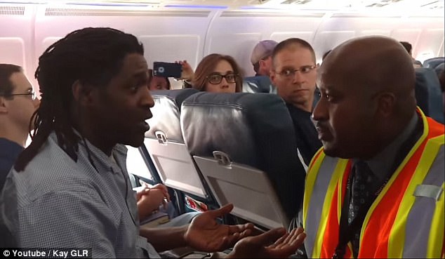 Va a fare pipì prima del decollo, passeggero costretto4