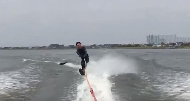 Sciatore nautico abbattuto da un nemico inaspettato: pesce lo colpisce proprio lì