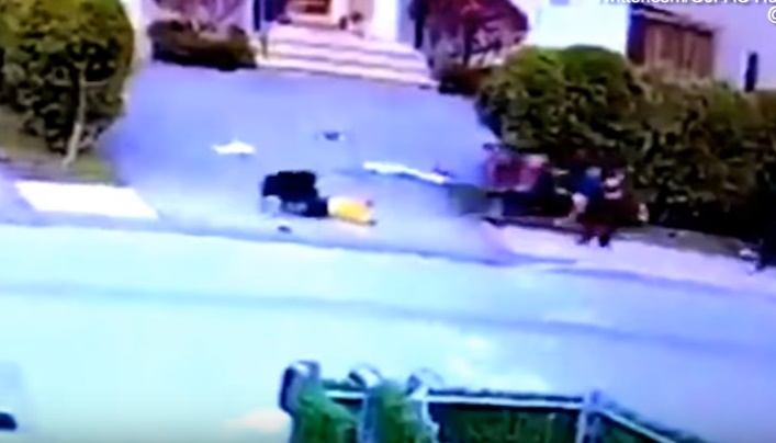 Pitbull aggredisce bambino di tre anni che gioca in strada