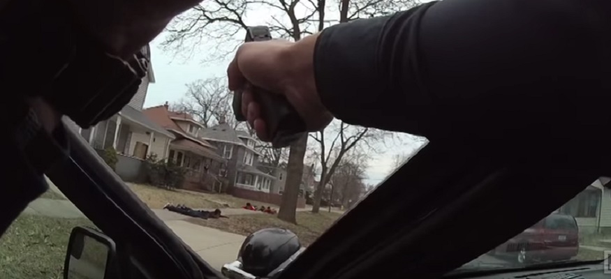 Michigan, poliziotto punta pistola contro 5 bambini neri disarmati e li fa sdraiare a terra