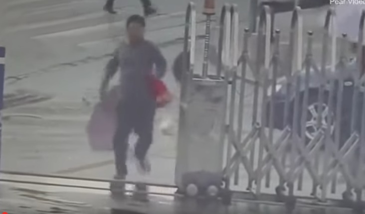 YOUTUBE Ruba cellulare ad una ragazza e scappa...nella stazione di polizia