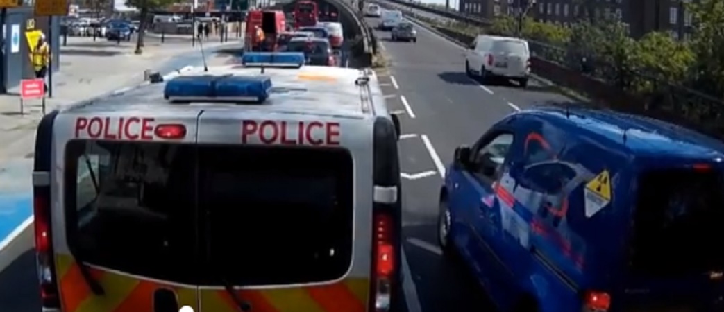 Londra, furgone vuole saltare la fila: la polizia....