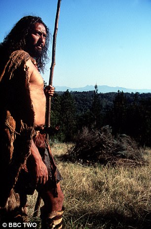 Per usare l'arco serve più forza: uomo preistorico abbandona lancia e prende controllo sulla donna