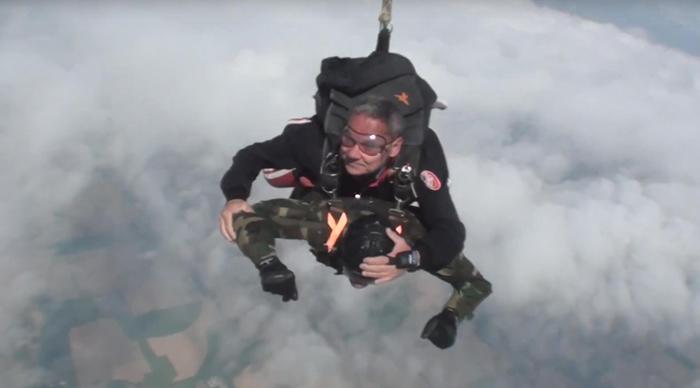 YOUTUBE Giuseppe De Grada, ex parà festeggia 96 anni lanciandosi col paracadute: "A 100 lo rifaccio"