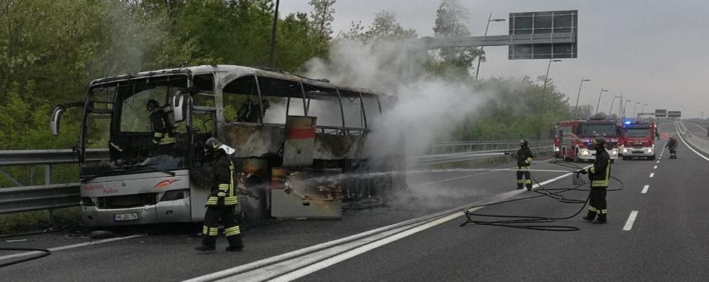 Lomazzo, pullman di turisti prende fuoco sull'autostrada Pedemontana: nessun feritoLomazzo, pullman di turisti prende fuoco sull'autostrada Pedemontana: nessun ferito