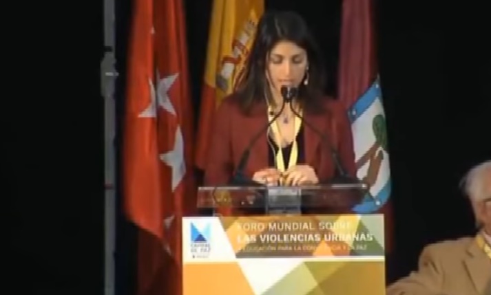 Virginia Raggi al forum di Madrid: l'ottimo spagnolo della sindaca di Roma