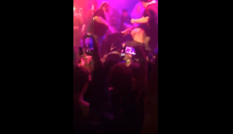 Tira bicchiere di vetro: i rapper lo fanno salire sul palco e lo picchiano in sette