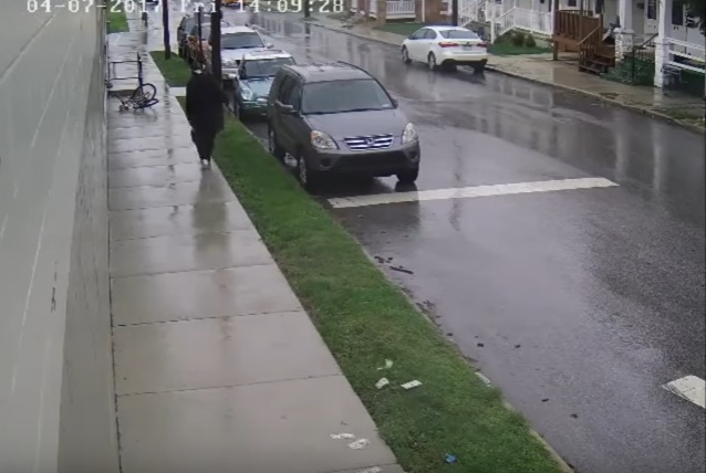 Rapina banca e perde i soldi mentre scappa in bici