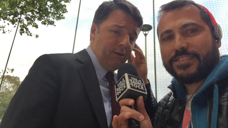 Matteo Renzi canta "Ricominciamo" per Radio Rock. "E' una canzone per il Pd"