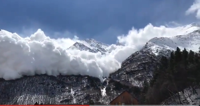 Valanga si stacca dalla montagna, gente fugge dal resort