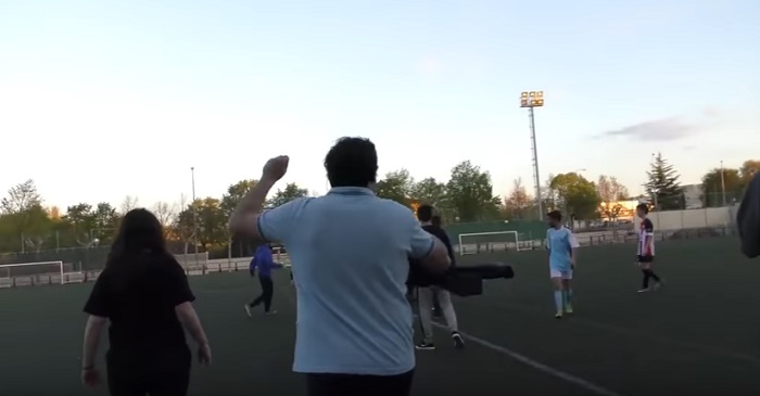 Figli negli spogliatoi: i genitori si picchiano in campo