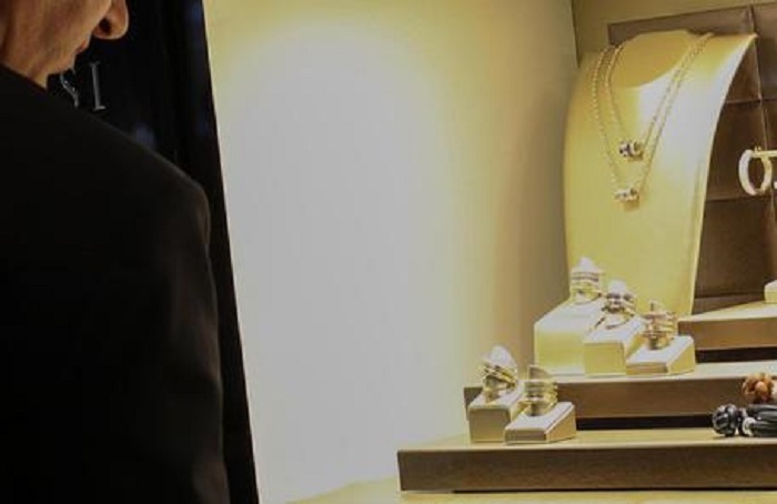 Bucarest, due italiani rapinano gioielleria: arrestati