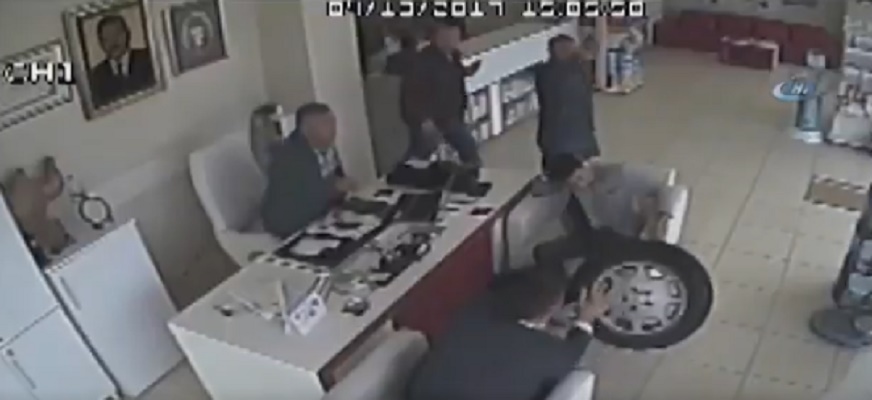 Pneumatico impazzito colpisce in testa un uomo dentro una farmacia