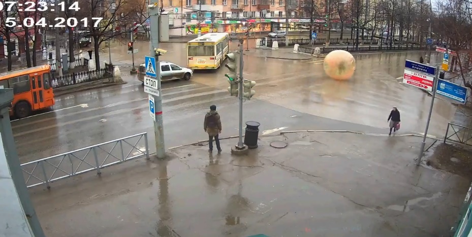 Attraversa l'incrocio "a bordo" di un enorme palla rotolante