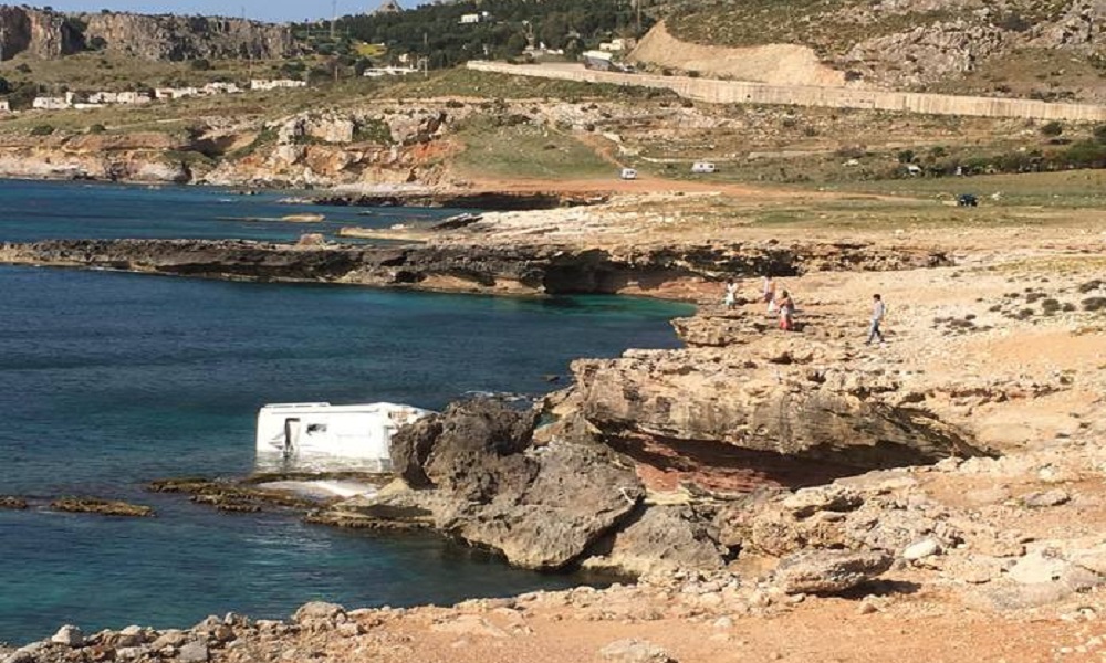 San Vito Lo Capo: turista muore trascinato e schiacciato in mare dal suo camper